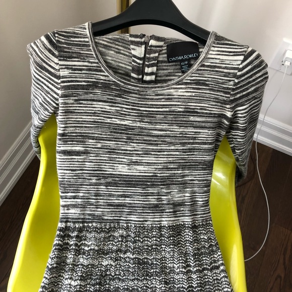 Beautiful Short Long sleeves Dress - Picture 2 of 3